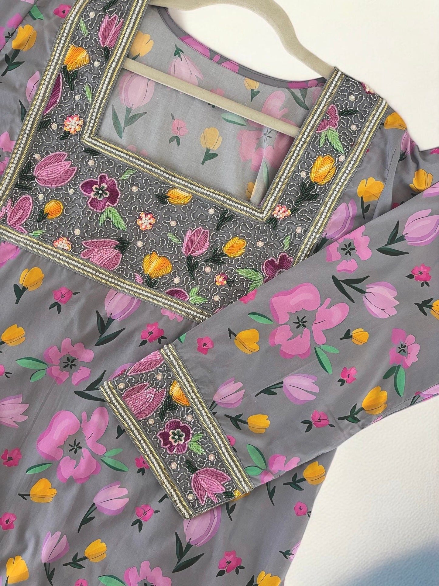 Grey flower - Ready Made (L)