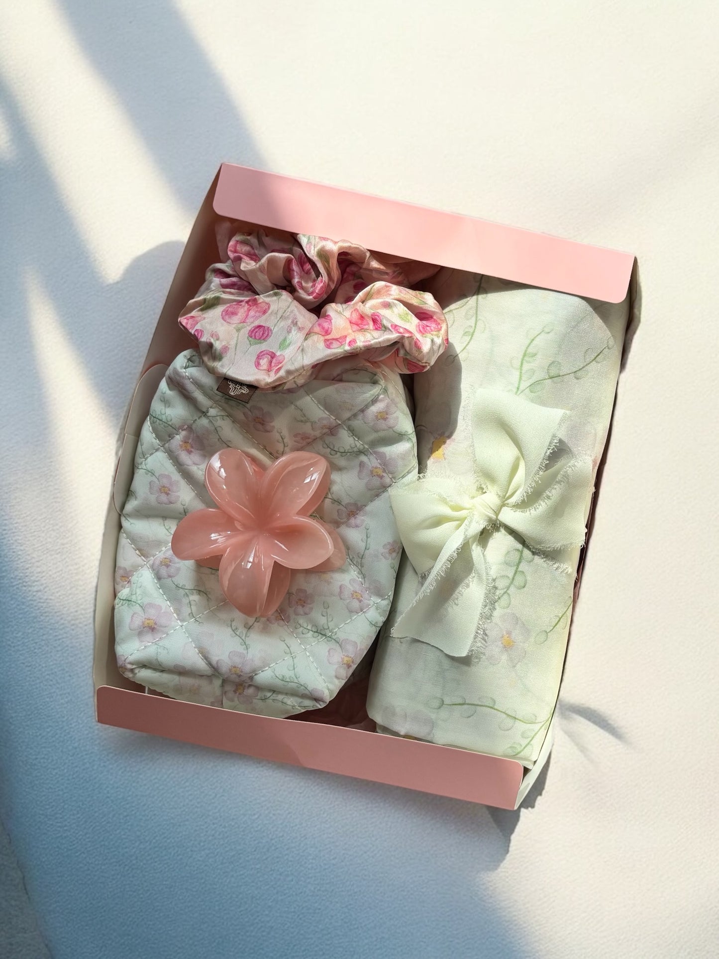 Soft petal gift box